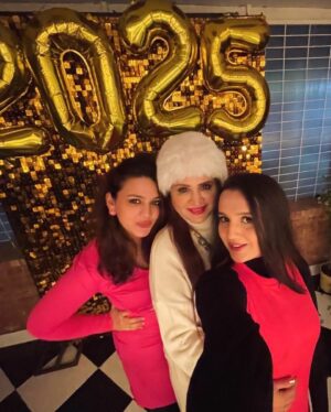 Zara Noor Abbas Instagram - Happy New Yearrrrrr Everyone!!!!! 
May 2025 be filled with Honesty and no pretence with great health and well wishers all year round. 🎷🎉🫶🏻

My OCD has hit hard and I WANT music on this post and thus this has been deleted 8 times before. Anyway, let’s see if it’s still there. 
Can you hear it?