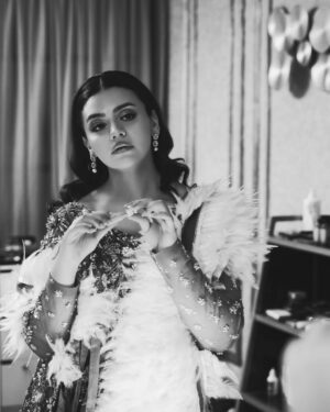Zara Noor Abbas Instagram - 💎🔮

@raxiraza
@ayesha.shoaib.malik 
@stylebyhassan 
@photographybyusmanmalik