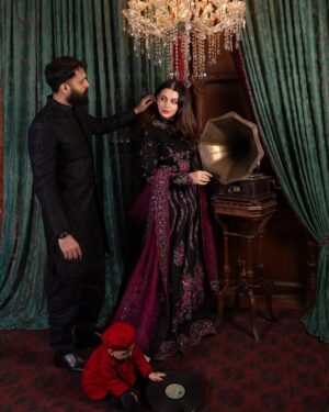 Zara Noor Abbas Instagram - Us and The little Red Record Holder 🎷

@shahnawaz_studio 🧿📸🙏