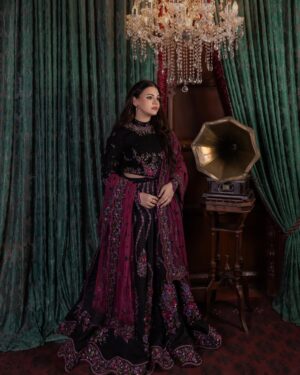 Zara Noor Abbas Instagram - Us and The little Red Record Holder 🎷

@shahnawaz_studio 🧿📸🙏