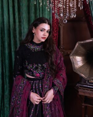 Zara Noor Abbas Instagram - Us and The little Red Record Holder 🎷

@shahnawaz_studio 🧿📸🙏