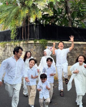 Zaskia Adya Mecca Instagram - Alhamdulillah, walau mba mudik pada ga tantrum.. tu, dikasi balon aja udah bahagia banget 🤣🤣🤣

Lebaran 2025, all dressed by @zaskiamecca_id