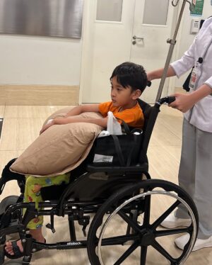 Zaskia Adya Mecca Instagram - Sedikit cerita seminggu sebelum Ramadhan ku, waktu hari selasa minggu lalu entah knp sepanjang meeting aku pengen posisi meringkuk kaya mau bertelur 😂😂 kirain lelah2 biasa aja.. lalu hari berjalan normal, sampai hari rabu setelah live, aku milih tidur siang! (Jujur da berasa aneh, krn biasanya cuma bisa tidur siang kalau ga enak badan) , tapi lagi2 masi denial.. 

Akhirnya hari kamis ku ambil day off, seharian dikamar kaya nyari energi, qadarullah malemnya perut Kaba kolik sampai kita bawa ke RS dan dirawat 1 malam.. sepanjang di RS nemenin Kaba, badan ku rasanya gak karuan luar biasa, tapi ku pikir “kurang tidur kayanya, krn urus kaba semaleman begadang”

Dihari jumat jalan udah kaya orang mabok, pegangan terus juga demam 😅 akhirnya setelah sabtu selesai tugas mendampingi saudaraku nikah, baru cek darah.. ternyata positif thyfus dan dari hasil leukosit yang super drop tampaknya sudah 2-3hari sakitnya.. 

Sempet coba rawat dirumah sampai senin, tapi makin ga enak badannya akhirnya nyerah dirawat 3 hari di RS… Alhamdulillah segeran lebih cepet, dan dapet istirahat yang proper (krn ku minta ga usah ada yang nemenin aku bermalam selama di RS)

Alhamdulillah sekarang udah sehaaat sesuai doa ku kmrn, “dikasih badan yang Fit pas Ramadhan mulai” 🤗❤️ 

Makasiih doa, ucapan, kiriman dan perhatiannya kmrn baik yang dateng, wasap, terutama yang ngurusin aku dirumah.. sayang sekali sama kaliaaaan!!!! Energinya, menjadi booster aku sangat❤️❤️❤️

Maaf ya badan, butuh 5hari aku buat menyadari kalo lagi sakit betulan🥲 pun10🙌🏻