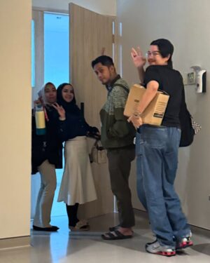 Zaskia Adya Mecca Instagram - Sedikit cerita seminggu sebelum Ramadhan ku, waktu hari selasa minggu lalu entah knp sepanjang meeting aku pengen posisi meringkuk kaya mau bertelur 😂😂 kirain lelah2 biasa aja.. lalu hari berjalan normal, sampai hari rabu setelah live, aku milih tidur siang! (Jujur da berasa aneh, krn biasanya cuma bisa tidur siang kalau ga enak badan) , tapi lagi2 masi denial.. 

Akhirnya hari kamis ku ambil day off, seharian dikamar kaya nyari energi, qadarullah malemnya perut Kaba kolik sampai kita bawa ke RS dan dirawat 1 malam.. sepanjang di RS nemenin Kaba, badan ku rasanya gak karuan luar biasa, tapi ku pikir “kurang tidur kayanya, krn urus kaba semaleman begadang”

Dihari jumat jalan udah kaya orang mabok, pegangan terus juga demam 😅 akhirnya setelah sabtu selesai tugas mendampingi saudaraku nikah, baru cek darah.. ternyata positif thyfus dan dari hasil leukosit yang super drop tampaknya sudah 2-3hari sakitnya.. 

Sempet coba rawat dirumah sampai senin, tapi makin ga enak badannya akhirnya nyerah dirawat 3 hari di RS… Alhamdulillah segeran lebih cepet, dan dapet istirahat yang proper (krn ku minta ga usah ada yang nemenin aku bermalam selama di RS)

Alhamdulillah sekarang udah sehaaat sesuai doa ku kmrn, “dikasih badan yang Fit pas Ramadhan mulai” 🤗❤️ 

Makasiih doa, ucapan, kiriman dan perhatiannya kmrn baik yang dateng, wasap, terutama yang ngurusin aku dirumah.. sayang sekali sama kaliaaaan!!!! Energinya, menjadi booster aku sangat❤️❤️❤️

Maaf ya badan, butuh 5hari aku buat menyadari kalo lagi sakit betulan🥲 pun10🙌🏻