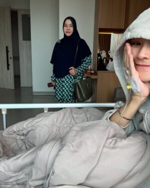 Zaskia Adya Mecca Instagram - Sedikit cerita seminggu sebelum Ramadhan ku, waktu hari selasa minggu lalu entah knp sepanjang meeting aku pengen posisi meringkuk kaya mau bertelur 😂😂 kirain lelah2 biasa aja.. lalu hari berjalan normal, sampai hari rabu setelah live, aku milih tidur siang! (Jujur da berasa aneh, krn biasanya cuma bisa tidur siang kalau ga enak badan) , tapi lagi2 masi denial.. 

Akhirnya hari kamis ku ambil day off, seharian dikamar kaya nyari energi, qadarullah malemnya perut Kaba kolik sampai kita bawa ke RS dan dirawat 1 malam.. sepanjang di RS nemenin Kaba, badan ku rasanya gak karuan luar biasa, tapi ku pikir “kurang tidur kayanya, krn urus kaba semaleman begadang”

Dihari jumat jalan udah kaya orang mabok, pegangan terus juga demam 😅 akhirnya setelah sabtu selesai tugas mendampingi saudaraku nikah, baru cek darah.. ternyata positif thyfus dan dari hasil leukosit yang super drop tampaknya sudah 2-3hari sakitnya.. 

Sempet coba rawat dirumah sampai senin, tapi makin ga enak badannya akhirnya nyerah dirawat 3 hari di RS… Alhamdulillah segeran lebih cepet, dan dapet istirahat yang proper (krn ku minta ga usah ada yang nemenin aku bermalam selama di RS)

Alhamdulillah sekarang udah sehaaat sesuai doa ku kmrn, “dikasih badan yang Fit pas Ramadhan mulai” 🤗❤️ 

Makasiih doa, ucapan, kiriman dan perhatiannya kmrn baik yang dateng, wasap, terutama yang ngurusin aku dirumah.. sayang sekali sama kaliaaaan!!!! Energinya, menjadi booster aku sangat❤️❤️❤️

Maaf ya badan, butuh 5hari aku buat menyadari kalo lagi sakit betulan🥲 pun10🙌🏻