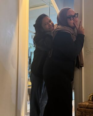 Zaskia Adya Mecca Instagram - Sedikit cerita seminggu sebelum Ramadhan ku, waktu hari selasa minggu lalu entah knp sepanjang meeting aku pengen posisi meringkuk kaya mau bertelur 😂😂 kirain lelah2 biasa aja.. lalu hari berjalan normal, sampai hari rabu setelah live, aku milih tidur siang! (Jujur da berasa aneh, krn biasanya cuma bisa tidur siang kalau ga enak badan) , tapi lagi2 masi denial.. 

Akhirnya hari kamis ku ambil day off, seharian dikamar kaya nyari energi, qadarullah malemnya perut Kaba kolik sampai kita bawa ke RS dan dirawat 1 malam.. sepanjang di RS nemenin Kaba, badan ku rasanya gak karuan luar biasa, tapi ku pikir “kurang tidur kayanya, krn urus kaba semaleman begadang”

Dihari jumat jalan udah kaya orang mabok, pegangan terus juga demam 😅 akhirnya setelah sabtu selesai tugas mendampingi saudaraku nikah, baru cek darah.. ternyata positif thyfus dan dari hasil leukosit yang super drop tampaknya sudah 2-3hari sakitnya.. 

Sempet coba rawat dirumah sampai senin, tapi makin ga enak badannya akhirnya nyerah dirawat 3 hari di RS… Alhamdulillah segeran lebih cepet, dan dapet istirahat yang proper (krn ku minta ga usah ada yang nemenin aku bermalam selama di RS)

Alhamdulillah sekarang udah sehaaat sesuai doa ku kmrn, “dikasih badan yang Fit pas Ramadhan mulai” 🤗❤️ 

Makasiih doa, ucapan, kiriman dan perhatiannya kmrn baik yang dateng, wasap, terutama yang ngurusin aku dirumah.. sayang sekali sama kaliaaaan!!!! Energinya, menjadi booster aku sangat❤️❤️❤️

Maaf ya badan, butuh 5hari aku buat menyadari kalo lagi sakit betulan🥲 pun10🙌🏻