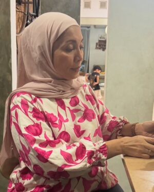 Zaskia Adya Mecca Instagram - Sedikit cerita seminggu sebelum Ramadhan ku, waktu hari selasa minggu lalu entah knp sepanjang meeting aku pengen posisi meringkuk kaya mau bertelur 😂😂 kirain lelah2 biasa aja.. lalu hari berjalan normal, sampai hari rabu setelah live, aku milih tidur siang! (Jujur da berasa aneh, krn biasanya cuma bisa tidur siang kalau ga enak badan) , tapi lagi2 masi denial.. 

Akhirnya hari kamis ku ambil day off, seharian dikamar kaya nyari energi, qadarullah malemnya perut Kaba kolik sampai kita bawa ke RS dan dirawat 1 malam.. sepanjang di RS nemenin Kaba, badan ku rasanya gak karuan luar biasa, tapi ku pikir “kurang tidur kayanya, krn urus kaba semaleman begadang”

Dihari jumat jalan udah kaya orang mabok, pegangan terus juga demam 😅 akhirnya setelah sabtu selesai tugas mendampingi saudaraku nikah, baru cek darah.. ternyata positif thyfus dan dari hasil leukosit yang super drop tampaknya sudah 2-3hari sakitnya.. 

Sempet coba rawat dirumah sampai senin, tapi makin ga enak badannya akhirnya nyerah dirawat 3 hari di RS… Alhamdulillah segeran lebih cepet, dan dapet istirahat yang proper (krn ku minta ga usah ada yang nemenin aku bermalam selama di RS)

Alhamdulillah sekarang udah sehaaat sesuai doa ku kmrn, “dikasih badan yang Fit pas Ramadhan mulai” 🤗❤️ 

Makasiih doa, ucapan, kiriman dan perhatiannya kmrn baik yang dateng, wasap, terutama yang ngurusin aku dirumah.. sayang sekali sama kaliaaaan!!!! Energinya, menjadi booster aku sangat❤️❤️❤️

Maaf ya badan, butuh 5hari aku buat menyadari kalo lagi sakit betulan🥲 pun10🙌🏻