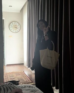 Zaskia Adya Mecca Instagram - Sedikit cerita seminggu sebelum Ramadhan ku, waktu hari selasa minggu lalu entah knp sepanjang meeting aku pengen posisi meringkuk kaya mau bertelur 😂😂 kirain lelah2 biasa aja.. lalu hari berjalan normal, sampai hari rabu setelah live, aku milih tidur siang! (Jujur da berasa aneh, krn biasanya cuma bisa tidur siang kalau ga enak badan) , tapi lagi2 masi denial.. 

Akhirnya hari kamis ku ambil day off, seharian dikamar kaya nyari energi, qadarullah malemnya perut Kaba kolik sampai kita bawa ke RS dan dirawat 1 malam.. sepanjang di RS nemenin Kaba, badan ku rasanya gak karuan luar biasa, tapi ku pikir “kurang tidur kayanya, krn urus kaba semaleman begadang”

Dihari jumat jalan udah kaya orang mabok, pegangan terus juga demam 😅 akhirnya setelah sabtu selesai tugas mendampingi saudaraku nikah, baru cek darah.. ternyata positif thyfus dan dari hasil leukosit yang super drop tampaknya sudah 2-3hari sakitnya.. 

Sempet coba rawat dirumah sampai senin, tapi makin ga enak badannya akhirnya nyerah dirawat 3 hari di RS… Alhamdulillah segeran lebih cepet, dan dapet istirahat yang proper (krn ku minta ga usah ada yang nemenin aku bermalam selama di RS)

Alhamdulillah sekarang udah sehaaat sesuai doa ku kmrn, “dikasih badan yang Fit pas Ramadhan mulai” 🤗❤️ 

Makasiih doa, ucapan, kiriman dan perhatiannya kmrn baik yang dateng, wasap, terutama yang ngurusin aku dirumah.. sayang sekali sama kaliaaaan!!!! Energinya, menjadi booster aku sangat❤️❤️❤️

Maaf ya badan, butuh 5hari aku buat menyadari kalo lagi sakit betulan🥲 pun10🙌🏻