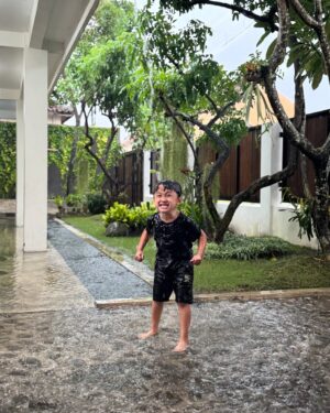 Zaskia Adya Mecca Instagram - Hai Jogja, kamu memang sangat layak untuk disebut RUMAH… 🥺🫵 hidup semestinya, tenang dan damai, tanpa tuntutan hidup yang tiada hentinya seperti di Jakarta… 

Setidaknya, itu yang ku rasakan… 

Beruntung nikah sama @hanungbramantyo , ku menemukan rumah lebih utuh karena nya 🏡