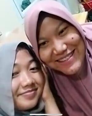 Zaskia Adya Mecca Instagram - Sedikit cerita seminggu sebelum Ramadhan ku, waktu hari selasa minggu lalu entah knp sepanjang meeting aku pengen posisi meringkuk kaya mau bertelur 😂😂 kirain lelah2 biasa aja.. lalu hari berjalan normal, sampai hari rabu setelah live, aku milih tidur siang! (Jujur da berasa aneh, krn biasanya cuma bisa tidur siang kalau ga enak badan) , tapi lagi2 masi denial.. 

Akhirnya hari kamis ku ambil day off, seharian dikamar kaya nyari energi, qadarullah malemnya perut Kaba kolik sampai kita bawa ke RS dan dirawat 1 malam.. sepanjang di RS nemenin Kaba, badan ku rasanya gak karuan luar biasa, tapi ku pikir “kurang tidur kayanya, krn urus kaba semaleman begadang”

Dihari jumat jalan udah kaya orang mabok, pegangan terus juga demam 😅 akhirnya setelah sabtu selesai tugas mendampingi saudaraku nikah, baru cek darah.. ternyata positif thyfus dan dari hasil leukosit yang super drop tampaknya sudah 2-3hari sakitnya.. 

Sempet coba rawat dirumah sampai senin, tapi makin ga enak badannya akhirnya nyerah dirawat 3 hari di RS… Alhamdulillah segeran lebih cepet, dan dapet istirahat yang proper (krn ku minta ga usah ada yang nemenin aku bermalam selama di RS)

Alhamdulillah sekarang udah sehaaat sesuai doa ku kmrn, “dikasih badan yang Fit pas Ramadhan mulai” 🤗❤️ 

Makasiih doa, ucapan, kiriman dan perhatiannya kmrn baik yang dateng, wasap, terutama yang ngurusin aku dirumah.. sayang sekali sama kaliaaaan!!!! Energinya, menjadi booster aku sangat❤️❤️❤️

Maaf ya badan, butuh 5hari aku buat menyadari kalo lagi sakit betulan🥲 pun10🙌🏻