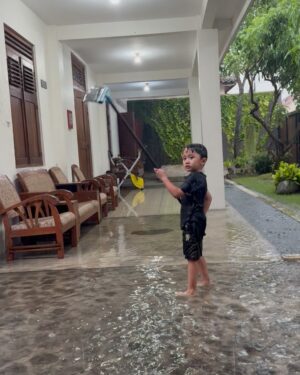 Zaskia Adya Mecca Instagram - Hai Jogja, kamu memang sangat layak untuk disebut RUMAH… 🥺🫵 hidup semestinya, tenang dan damai, tanpa tuntutan hidup yang tiada hentinya seperti di Jakarta… 

Setidaknya, itu yang ku rasakan… 

Beruntung nikah sama @hanungbramantyo , ku menemukan rumah lebih utuh karena nya 🏡