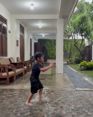 Zaskia Adya Mecca Instagram - Hai Jogja, kamu memang sangat layak untuk disebut RUMAH… 🥺🫵 hidup semestinya, tenang dan damai, tanpa tuntutan hidup yang tiada hentinya seperti di Jakarta… 

Setidaknya, itu yang ku rasakan… 

Beruntung nikah sama @hanungbramantyo , ku menemukan rumah lebih utuh karena nya 🏡