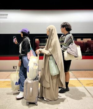 Zaskia Adya Mecca Instagram - Mau rekapan tahun terbolang-ku , ternyata 20 slide udah max bgt untuk 6bulan pertama🫣

Jan - Dibuka @chadareeofficial bazar di bandung
Feb - Mendadak ada kerjaan ke Aceh 
Feb - Perjalanan rentetan premiere film Trinil di KL
Feb - Dari KL, lanjut ke Korea buat DOTS
Feb - Liburan keluarga ke Jepang
Maret - Launching buku anak ttg Palestine 🥹
Maret - Talk show sama bang onim si Jogja🇵🇸
Maret - Kerja sebentar ke Sidoarjo
April - Ke Jogja khusus ucapin Lea Bday😘
April - Nemenin hb syut ke Budapest 
Mei - Baru 2hari pulang lanjut ke Jepang lg
Mei - Bonding bareng @chadareeofficial team🥹
Juni - Kerja lagi ke Bangkok
Juni - Libur anak ke gn Merbabu
Juni - Kumpul keluarga uti di Salatiga
Juni - Pulang ke Jogja

Semua ini buat ngingetin diriku aja sih, udah sejauh mana melangkah di stengah tahun pertama 2024 kmrn.. 🥹🤏🏼