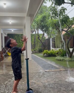 Zaskia Adya Mecca Instagram - Hai Jogja, kamu memang sangat layak untuk disebut RUMAH… 🥺🫵 hidup semestinya, tenang dan damai, tanpa tuntutan hidup yang tiada hentinya seperti di Jakarta… 

Setidaknya, itu yang ku rasakan… 

Beruntung nikah sama @hanungbramantyo , ku menemukan rumah lebih utuh karena nya 🏡