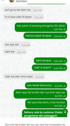 Zaskia Adya Mecca Instagram - 6 maret pas Kala ke RS, ku ga sempet nunggu obat. Akhirnya ku pesen ojek buat ambilin obat. Jujur udah 2x di cancel pada ga mau ambil krn harus turun, jalan aga jauh masuk ke RS dan ke apotiknya😮‍💨 lalu dapetnya driver ke3 ini, dia nanya “jauh ga jalannya?” Dalem hati udah kesel sebenernya kirain dia males juga kaya yang sblmnya, pengen bilang “cancel aja bang” tapi si abang keburu bilang “kaki saya sakit soalnya”

Lgsg malu ama diri sendiri udah su udzon (berprasangka buruk) 🫣 dan mulai timbul perasaan “masyaa Allah si abang, yang kaki sakit tapi malah mau ambil” 

Sampai dirumah, obat dianter, abangnya da mau jalan. Aku lari, “tunggu!! Tahan tahaaan, aku mau tau kakinya sakit apa!!” Pas ketemuan abangnya bilang “maaf kak, saya pakai kaki palsu yang sudah pecah sambungan atasnya. Jadi kalau dipakai jalan sakit. Tadi saya takut kakak nunggu lama. Maaf ya” 🥺😥😢 

Akhirnya ku jawab, "aku baru buat yayasan @rangkulfoundation yang uang donasinya bisa ku pakai untuk bantu hal2 seperti ini. boleh ku bantu gantikan kaki palsunya?" "kak... 🥲🥲🥲”

Itulah awalnya kita berkenalan, mas nya mau pilih tempat buat kaki palsu yang dia pernah bikin dan percaya, ku hanya mendampingi dan fasilitasin atas amanah temen2 via @kitabisacom , dan alhamdulillah hal baik yang kita lakuin membuat si masnya wasap ketika selesai “aku mau ya kak ikut kalau ada kegiatan kemanusiaan, aku juga mau jadi manusia yang bermanfaat untuk orang lain” 

Byarrr, nangis akuuu.. 😭😭

Banyak kisah menarik dr si mas ojek ini, dari kakinya kecelakaan 2012 di medan sepulang dia bantu temennya kebanjiran, luka ga diobati tuntas krn biaya dan berujung hrs amputasi, kaki palsu hrs diganti per10tahun sekali tapi ga ada biaya lagi sampai akhirnya Allah pertemukan kita.

Seneng bgt bisa bantu hal2 vital yang dipakai masnya untuk bekerja juga menghidupi keluarganya sehari2 .. jariyah yaa insyaa Allah mentemen donatur @rangkulfoundation 🫵🥹