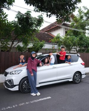 Zaskia Adya Mecca Instagram - Tolong, ini niatnya mau cari takjil, gak sampe sekilo udh pada terlelap 😌 anak yang diatas kap mobil sih udah pasti paling narsis yaaa 😂 kalian ngabuburitnya ngapain hari iniii?