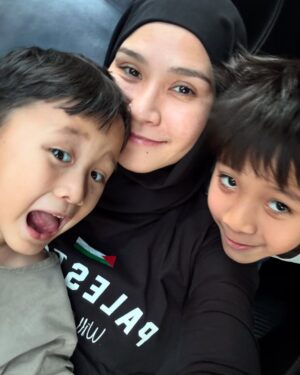 Zaskia Adya Mecca Instagram - Sedikit cerita seminggu sebelum Ramadhan ku, waktu hari selasa minggu lalu entah knp sepanjang meeting aku pengen posisi meringkuk kaya mau bertelur 😂😂 kirain lelah2 biasa aja.. lalu hari berjalan normal, sampai hari rabu setelah live, aku milih tidur siang! (Jujur da berasa aneh, krn biasanya cuma bisa tidur siang kalau ga enak badan) , tapi lagi2 masi denial.. 

Akhirnya hari kamis ku ambil day off, seharian dikamar kaya nyari energi, qadarullah malemnya perut Kaba kolik sampai kita bawa ke RS dan dirawat 1 malam.. sepanjang di RS nemenin Kaba, badan ku rasanya gak karuan luar biasa, tapi ku pikir “kurang tidur kayanya, krn urus kaba semaleman begadang”

Dihari jumat jalan udah kaya orang mabok, pegangan terus juga demam 😅 akhirnya setelah sabtu selesai tugas mendampingi saudaraku nikah, baru cek darah.. ternyata positif thyfus dan dari hasil leukosit yang super drop tampaknya sudah 2-3hari sakitnya.. 

Sempet coba rawat dirumah sampai senin, tapi makin ga enak badannya akhirnya nyerah dirawat 3 hari di RS… Alhamdulillah segeran lebih cepet, dan dapet istirahat yang proper (krn ku minta ga usah ada yang nemenin aku bermalam selama di RS)

Alhamdulillah sekarang udah sehaaat sesuai doa ku kmrn, “dikasih badan yang Fit pas Ramadhan mulai” 🤗❤️ 

Makasiih doa, ucapan, kiriman dan perhatiannya kmrn baik yang dateng, wasap, terutama yang ngurusin aku dirumah.. sayang sekali sama kaliaaaan!!!! Energinya, menjadi booster aku sangat❤️❤️❤️

Maaf ya badan, butuh 5hari aku buat menyadari kalo lagi sakit betulan🥲 pun10🙌🏻
