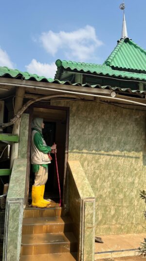 Zaskia Adya Mecca Instagram - Berkali2 ku nanya sama @intanksm__ , “apa amalan km yang ku ga tau?!” “Hah? Kenapa kak?” “Liat deh hari ini, rumah mu abis banjir & entah knp hatiku tergerak bareng banyak relawan rumah bersih untuk bantu beresin!! Maunya Allah SWT sih ini tun..”

Setelah ku pikir, mungkin salah satunya pas hari pertama banjir, disaat rumahnya pun kerendem sampai atap, dia malah minta ikut aku sama temen2 untuk bantuin masyarakat lain yang terkena banjir.. ketika kita mikirin orang lain, justru Allah yang mikirin kita 🥹❤️ gitu kali yaa..

Alhamdulillah kmrn balik turun ke lapangan buat ngasi tenaga bebersih di rumah intan, mushola dan sekitarnya, bisa bagiin lumayan banyak alat bebersih dari serokan, sikat, pel, @bersihbersinarsunlight biar gampang bersihin alat2 dapur, @rinsoid nyuciin semua baju, dllnya yang kotor kerendem lumpur sampai @inspirasirumahbersih biar pas ngepel wangi skalian matiin kuman bakterinya.. 

Emang ga seberapa bantuan yang diberikan, tapi kehadiran juga kepedulian kita sangat dibutuhkan para korban banjir.. orang dihari pertama turun, ngasih air putih sebotol aja berkali2 pada bilang “makasih yaa! Makasih banyaaak.. emang perlu banget, udah kehabisan air minum”

Ngebayang ga kalo banyak dari kita yang ikut turun ngebantu? Pasti makin solid masyarakat dan rasa sedih mereka akan terobati.. mulai aja dari orang terdekat, keluarga-tetangga-temen-partner kerja kita, apa mereka udah aman? Kalau sudah, reach orang lain yang ga kita kenal..

Krn udah terbukti dari intan, ketika dia bantu orang lain padahal diapun sedang membutuhkan bantuan, Allah justru berikan kemudahan untuk urusannya dia sendiri 🥹🤗 

Gerak yukkk mulai hari iniii…