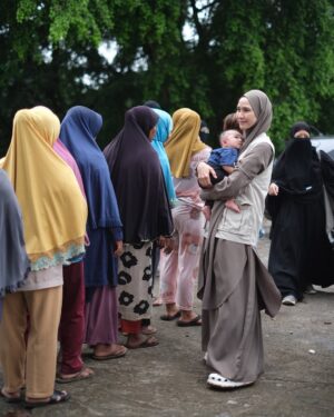 Zaskia Adya Mecca Instagram - Janjian dari awal Ramadhan sama inda, mau survey2 tempat mana aja yang tepat untuk bergerak kedepannya… Ketemu lah tanggal 4 dengan plan ke kajian bulanan tuna netra yang Rutin @_indadari_ buat dan nyamperin keluarga2 yang tinggal dibawah kolong jembatan…

Pagi2 setelah terbangun, melihat berita banjir dibanyak tempat.. ku chat Inda sebelum jalan, “ini gimana kalo kita lanjut gerak ke tempat banjir, bikin posko sekalian!!” Ternyata kami punya pemikiran yang sama..

Dengan persiapan uang tadinya hanya untuk para tuna netra & keluarga kolong jembatan, ku bikin link donasi Rangkul di @kitabisacom , taunya setelah dzuhur Allah gerakin hati seseorang yang ga mau di sebut namanya mendadak transfer jumlah besar sekali minta disalurkan ke korban banjir (🥹🥲 cry, Allah mudahin banget!) langsung kita belanja makanan, alat kebersihan, lilin, air minum, beli perahu karet, dll 

Sampai di titik banjir Villa nusa Indah belum ada yang bikin posko, tapi ada 1 truk TNI juga perahu karet, akhirnya kita bersinergi dengan bapak2 tentara 🙏🏻 pas kami sampai, sesimpel pada bilang “kami butuh air minum.. dr subuh mati lampu pun banjir sampai 3 meter!!”

Semakin sore air surut, makanan pun siap juga lilin, dll kami sudah bisa muter naik mobil ke dalam gang2 kecil untuk mendistribusikan bantuan.. walau kami tau bantuan kami tidak seberapa dengan beratnya musibah yang saudara2 kita rasakan di subuh2 saat Ramadhan, tapi setidaknya kehadiran kami memberikan energi kepada mereka bahwa ada kita ada dan insyaa Allah siap membantu..

Insyaa Allah kami hari ini akan kembali ke beberapa titik.. makasi juga partisipasinya, yang ikutan mau membantu di link Bio aku pilih Rangkul bersama.. 

🤗🤗🤗 makasih buat yang udah membersamai, Allah tau setiap peran kalian sekecil apapun itu.. Barakallahufiik🫶🏻