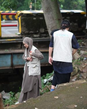 Zaskia Adya Mecca Instagram - Janjian dari awal Ramadhan sama inda, mau survey2 tempat mana aja yang tepat untuk bergerak kedepannya… Ketemu lah tanggal 4 dengan plan ke kajian bulanan tuna netra yang Rutin @_indadari_ buat dan nyamperin keluarga2 yang tinggal dibawah kolong jembatan…

Pagi2 setelah terbangun, melihat berita banjir dibanyak tempat.. ku chat Inda sebelum jalan, “ini gimana kalo kita lanjut gerak ke tempat banjir, bikin posko sekalian!!” Ternyata kami punya pemikiran yang sama..

Dengan persiapan uang tadinya hanya untuk para tuna netra & keluarga kolong jembatan, ku bikin link donasi Rangkul di @kitabisacom , taunya setelah dzuhur Allah gerakin hati seseorang yang ga mau di sebut namanya mendadak transfer jumlah besar sekali minta disalurkan ke korban banjir (🥹🥲 cry, Allah mudahin banget!) langsung kita belanja makanan, alat kebersihan, lilin, air minum, beli perahu karet, dll 

Sampai di titik banjir Villa nusa Indah belum ada yang bikin posko, tapi ada 1 truk TNI juga perahu karet, akhirnya kita bersinergi dengan bapak2 tentara 🙏🏻 pas kami sampai, sesimpel pada bilang “kami butuh air minum.. dr subuh mati lampu pun banjir sampai 3 meter!!”

Semakin sore air surut, makanan pun siap juga lilin, dll kami sudah bisa muter naik mobil ke dalam gang2 kecil untuk mendistribusikan bantuan.. walau kami tau bantuan kami tidak seberapa dengan beratnya musibah yang saudara2 kita rasakan di subuh2 saat Ramadhan, tapi setidaknya kehadiran kami memberikan energi kepada mereka bahwa ada kita ada dan insyaa Allah siap membantu..

Insyaa Allah kami hari ini akan kembali ke beberapa titik.. makasi juga partisipasinya, yang ikutan mau membantu di link Bio aku pilih Rangkul bersama.. 

🤗🤗🤗 makasih buat yang udah membersamai, Allah tau setiap peran kalian sekecil apapun itu.. Barakallahufiik🫶🏻