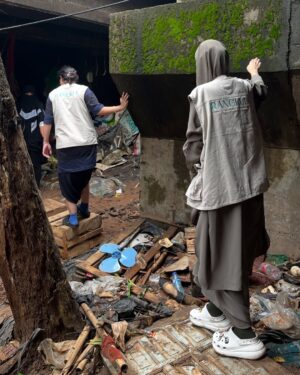 Zaskia Adya Mecca Instagram - Janjian dari awal Ramadhan sama inda, mau survey2 tempat mana aja yang tepat untuk bergerak kedepannya… Ketemu lah tanggal 4 dengan plan ke kajian bulanan tuna netra yang Rutin @_indadari_ buat dan nyamperin keluarga2 yang tinggal dibawah kolong jembatan…

Pagi2 setelah terbangun, melihat berita banjir dibanyak tempat.. ku chat Inda sebelum jalan, “ini gimana kalo kita lanjut gerak ke tempat banjir, bikin posko sekalian!!” Ternyata kami punya pemikiran yang sama..

Dengan persiapan uang tadinya hanya untuk para tuna netra & keluarga kolong jembatan, ku bikin link donasi Rangkul di @kitabisacom , taunya setelah dzuhur Allah gerakin hati seseorang yang ga mau di sebut namanya mendadak transfer jumlah besar sekali minta disalurkan ke korban banjir (🥹🥲 cry, Allah mudahin banget!) langsung kita belanja makanan, alat kebersihan, lilin, air minum, beli perahu karet, dll 

Sampai di titik banjir Villa nusa Indah belum ada yang bikin posko, tapi ada 1 truk TNI juga perahu karet, akhirnya kita bersinergi dengan bapak2 tentara 🙏🏻 pas kami sampai, sesimpel pada bilang “kami butuh air minum.. dr subuh mati lampu pun banjir sampai 3 meter!!”

Semakin sore air surut, makanan pun siap juga lilin, dll kami sudah bisa muter naik mobil ke dalam gang2 kecil untuk mendistribusikan bantuan.. walau kami tau bantuan kami tidak seberapa dengan beratnya musibah yang saudara2 kita rasakan di subuh2 saat Ramadhan, tapi setidaknya kehadiran kami memberikan energi kepada mereka bahwa ada kita ada dan insyaa Allah siap membantu..

Insyaa Allah kami hari ini akan kembali ke beberapa titik.. makasi juga partisipasinya, yang ikutan mau membantu di link Bio aku pilih Rangkul bersama.. 

🤗🤗🤗 makasih buat yang udah membersamai, Allah tau setiap peran kalian sekecil apapun itu.. Barakallahufiik🫶🏻