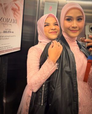 Zaskia Adya Mecca Instagram - Sedikit cerita seminggu sebelum Ramadhan ku, waktu hari selasa minggu lalu entah knp sepanjang meeting aku pengen posisi meringkuk kaya mau bertelur 😂😂 kirain lelah2 biasa aja.. lalu hari berjalan normal, sampai hari rabu setelah live, aku milih tidur siang! (Jujur da berasa aneh, krn biasanya cuma bisa tidur siang kalau ga enak badan) , tapi lagi2 masi denial.. 

Akhirnya hari kamis ku ambil day off, seharian dikamar kaya nyari energi, qadarullah malemnya perut Kaba kolik sampai kita bawa ke RS dan dirawat 1 malam.. sepanjang di RS nemenin Kaba, badan ku rasanya gak karuan luar biasa, tapi ku pikir “kurang tidur kayanya, krn urus kaba semaleman begadang”

Dihari jumat jalan udah kaya orang mabok, pegangan terus juga demam 😅 akhirnya setelah sabtu selesai tugas mendampingi saudaraku nikah, baru cek darah.. ternyata positif thyfus dan dari hasil leukosit yang super drop tampaknya sudah 2-3hari sakitnya.. 

Sempet coba rawat dirumah sampai senin, tapi makin ga enak badannya akhirnya nyerah dirawat 3 hari di RS… Alhamdulillah segeran lebih cepet, dan dapet istirahat yang proper (krn ku minta ga usah ada yang nemenin aku bermalam selama di RS)

Alhamdulillah sekarang udah sehaaat sesuai doa ku kmrn, “dikasih badan yang Fit pas Ramadhan mulai” 🤗❤️ 

Makasiih doa, ucapan, kiriman dan perhatiannya kmrn baik yang dateng, wasap, terutama yang ngurusin aku dirumah.. sayang sekali sama kaliaaaan!!!! Energinya, menjadi booster aku sangat❤️❤️❤️

Maaf ya badan, butuh 5hari aku buat menyadari kalo lagi sakit betulan🥲 pun10🙌🏻