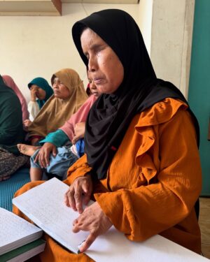 Zaskia Adya Mecca Instagram - Janjian dari awal Ramadhan sama inda, mau survey2 tempat mana aja yang tepat untuk bergerak kedepannya… Ketemu lah tanggal 4 dengan plan ke kajian bulanan tuna netra yang Rutin @_indadari_ buat dan nyamperin keluarga2 yang tinggal dibawah kolong jembatan…

Pagi2 setelah terbangun, melihat berita banjir dibanyak tempat.. ku chat Inda sebelum jalan, “ini gimana kalo kita lanjut gerak ke tempat banjir, bikin posko sekalian!!” Ternyata kami punya pemikiran yang sama..

Dengan persiapan uang tadinya hanya untuk para tuna netra & keluarga kolong jembatan, ku bikin link donasi Rangkul di @kitabisacom , taunya setelah dzuhur Allah gerakin hati seseorang yang ga mau di sebut namanya mendadak transfer jumlah besar sekali minta disalurkan ke korban banjir (🥹🥲 cry, Allah mudahin banget!) langsung kita belanja makanan, alat kebersihan, lilin, air minum, beli perahu karet, dll 

Sampai di titik banjir Villa nusa Indah belum ada yang bikin posko, tapi ada 1 truk TNI juga perahu karet, akhirnya kita bersinergi dengan bapak2 tentara 🙏🏻 pas kami sampai, sesimpel pada bilang “kami butuh air minum.. dr subuh mati lampu pun banjir sampai 3 meter!!”

Semakin sore air surut, makanan pun siap juga lilin, dll kami sudah bisa muter naik mobil ke dalam gang2 kecil untuk mendistribusikan bantuan.. walau kami tau bantuan kami tidak seberapa dengan beratnya musibah yang saudara2 kita rasakan di subuh2 saat Ramadhan, tapi setidaknya kehadiran kami memberikan energi kepada mereka bahwa ada kita ada dan insyaa Allah siap membantu..

Insyaa Allah kami hari ini akan kembali ke beberapa titik.. makasi juga partisipasinya, yang ikutan mau membantu di link Bio aku pilih Rangkul bersama.. 

🤗🤗🤗 makasih buat yang udah membersamai, Allah tau setiap peran kalian sekecil apapun itu.. Barakallahufiik🫶🏻