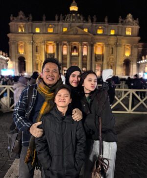 Zaskia Adya Mecca Instagram - Penutup akhir tahun 2024 yang manis.. setelah dari Portugal, kami memutuskan mampir ke Roma karna baru selesai nonton Gladiator 2 🤝 mumpung deket,  banyak sekali tempat iconik dan salah satu negara yang belum pernah tapi pengen banget ku datangin.. 

Beli tiket ke Roma 3 hari sebelum jalan, pas sampai ku lagi beberes airbnb baru tersadar “eh ini kan tanggal 24 desember! Berarti nanti malam akan ada ceremony di Vatican.. mumpung disini, kita liat langsung yuk seperti apa sih disana! Kan cuma 10menit dari tempat kita nginep!”

Akhirnya berangkatlah aku, hb juga Syb & Kala.. awalnya grogi “pake jilbab, join keramaian hari raya mereka di Vatican pula, gimana yaa..” taunya pas sampai sana banyak sekali turis berjilbab baik dr asia, arab juga benua lain.. 

Mau ngapain? Ya mau tau aja kaya apa sih suasana di pusatnya langsung.. aku suka banget mempelajari budaya, tradisi dan hal2 lain.. supaya semakin luas wawasan🤝 belum tentu terulang lagi juga kita sampai di Vatican di hari rayanya seperti skr..

Setelah 1,5jam join keramaian, ngobrol2 sama bbrp orang disana, menikmati suasananya, lihat live streaming di layar besar depan vatican bagaimana situasi didalam, akhirnya kami memutuskan kembali ke hotel.. ada bbrp orang bilang “tunggu 30menit lagii.. nanti akan ada uskup keluar memberi berkat” tapii krn bukan itu yang kami cari dan tangan sudah membeku maka langsung cari taxi… 

Tentunya, kawan media2an asal comot yang hobby bikin judul berita khas Indonesia dan pembaca yang mudah ter provokasi langsung menangkap moment tersebut untuk menggorengnya biar mantep😂 laper bgt mungkin mereka..

Tapi gapapa, berita buruk, fitnah dan hal2 seperti ini udah hal biasa buat kita.. krn paham ketika begini bukan kami yang rugi, perhitungan Allah akan adil di akhirat nantii 🥰❤️ nikmatnya menjadi muslim, ga usah repot ngurusin pembenaran dimata manusia..