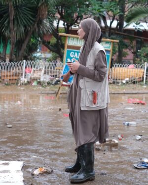 Zaskia Adya Mecca Instagram - Janjian dari awal Ramadhan sama inda, mau survey2 tempat mana aja yang tepat untuk bergerak kedepannya… Ketemu lah tanggal 4 dengan plan ke kajian bulanan tuna netra yang Rutin @_indadari_ buat dan nyamperin keluarga2 yang tinggal dibawah kolong jembatan…

Pagi2 setelah terbangun, melihat berita banjir dibanyak tempat.. ku chat Inda sebelum jalan, “ini gimana kalo kita lanjut gerak ke tempat banjir, bikin posko sekalian!!” Ternyata kami punya pemikiran yang sama..

Dengan persiapan uang tadinya hanya untuk para tuna netra & keluarga kolong jembatan, ku bikin link donasi Rangkul di @kitabisacom , taunya setelah dzuhur Allah gerakin hati seseorang yang ga mau di sebut namanya mendadak transfer jumlah besar sekali minta disalurkan ke korban banjir (🥹🥲 cry, Allah mudahin banget!) langsung kita belanja makanan, alat kebersihan, lilin, air minum, beli perahu karet, dll 

Sampai di titik banjir Villa nusa Indah belum ada yang bikin posko, tapi ada 1 truk TNI juga perahu karet, akhirnya kita bersinergi dengan bapak2 tentara 🙏🏻 pas kami sampai, sesimpel pada bilang “kami butuh air minum.. dr subuh mati lampu pun banjir sampai 3 meter!!”

Semakin sore air surut, makanan pun siap juga lilin, dll kami sudah bisa muter naik mobil ke dalam gang2 kecil untuk mendistribusikan bantuan.. walau kami tau bantuan kami tidak seberapa dengan beratnya musibah yang saudara2 kita rasakan di subuh2 saat Ramadhan, tapi setidaknya kehadiran kami memberikan energi kepada mereka bahwa ada kita ada dan insyaa Allah siap membantu..

Insyaa Allah kami hari ini akan kembali ke beberapa titik.. makasi juga partisipasinya, yang ikutan mau membantu di link Bio aku pilih Rangkul bersama.. 

🤗🤗🤗 makasih buat yang udah membersamai, Allah tau setiap peran kalian sekecil apapun itu.. Barakallahufiik🫶🏻