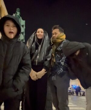 Zaskia Adya Mecca Instagram - Penutup akhir tahun 2024 yang manis.. setelah dari Portugal, kami memutuskan mampir ke Roma karna baru selesai nonton Gladiator 2 🤝 mumpung deket,  banyak sekali tempat iconik dan salah satu negara yang belum pernah tapi pengen banget ku datangin.. 

Beli tiket ke Roma 3 hari sebelum jalan, pas sampai ku lagi beberes airbnb baru tersadar “eh ini kan tanggal 24 desember! Berarti nanti malam akan ada ceremony di Vatican.. mumpung disini, kita liat langsung yuk seperti apa sih disana! Kan cuma 10menit dari tempat kita nginep!”

Akhirnya berangkatlah aku, hb juga Syb & Kala.. awalnya grogi “pake jilbab, join keramaian hari raya mereka di Vatican pula, gimana yaa..” taunya pas sampai sana banyak sekali turis berjilbab baik dr asia, arab juga benua lain.. 

Mau ngapain? Ya mau tau aja kaya apa sih suasana di pusatnya langsung.. aku suka banget mempelajari budaya, tradisi dan hal2 lain.. supaya semakin luas wawasan🤝 belum tentu terulang lagi juga kita sampai di Vatican di hari rayanya seperti skr..

Setelah 1,5jam join keramaian, ngobrol2 sama bbrp orang disana, menikmati suasananya, lihat live streaming di layar besar depan vatican bagaimana situasi didalam, akhirnya kami memutuskan kembali ke hotel.. ada bbrp orang bilang “tunggu 30menit lagii.. nanti akan ada uskup keluar memberi berkat” tapii krn bukan itu yang kami cari dan tangan sudah membeku maka langsung cari taxi… 

Tentunya, kawan media2an asal comot yang hobby bikin judul berita khas Indonesia dan pembaca yang mudah ter provokasi langsung menangkap moment tersebut untuk menggorengnya biar mantep😂 laper bgt mungkin mereka..

Tapi gapapa, berita buruk, fitnah dan hal2 seperti ini udah hal biasa buat kita.. krn paham ketika begini bukan kami yang rugi, perhitungan Allah akan adil di akhirat nantii 🥰❤️ nikmatnya menjadi muslim, ga usah repot ngurusin pembenaran dimata manusia..
