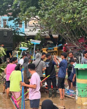Zaskia Adya Mecca Instagram - Janjian dari awal Ramadhan sama inda, mau survey2 tempat mana aja yang tepat untuk bergerak kedepannya… Ketemu lah tanggal 4 dengan plan ke kajian bulanan tuna netra yang Rutin @_indadari_ buat dan nyamperin keluarga2 yang tinggal dibawah kolong jembatan…

Pagi2 setelah terbangun, melihat berita banjir dibanyak tempat.. ku chat Inda sebelum jalan, “ini gimana kalo kita lanjut gerak ke tempat banjir, bikin posko sekalian!!” Ternyata kami punya pemikiran yang sama..

Dengan persiapan uang tadinya hanya untuk para tuna netra & keluarga kolong jembatan, ku bikin link donasi Rangkul di @kitabisacom , taunya setelah dzuhur Allah gerakin hati seseorang yang ga mau di sebut namanya mendadak transfer jumlah besar sekali minta disalurkan ke korban banjir (🥹🥲 cry, Allah mudahin banget!) langsung kita belanja makanan, alat kebersihan, lilin, air minum, beli perahu karet, dll 

Sampai di titik banjir Villa nusa Indah belum ada yang bikin posko, tapi ada 1 truk TNI juga perahu karet, akhirnya kita bersinergi dengan bapak2 tentara 🙏🏻 pas kami sampai, sesimpel pada bilang “kami butuh air minum.. dr subuh mati lampu pun banjir sampai 3 meter!!”

Semakin sore air surut, makanan pun siap juga lilin, dll kami sudah bisa muter naik mobil ke dalam gang2 kecil untuk mendistribusikan bantuan.. walau kami tau bantuan kami tidak seberapa dengan beratnya musibah yang saudara2 kita rasakan di subuh2 saat Ramadhan, tapi setidaknya kehadiran kami memberikan energi kepada mereka bahwa ada kita ada dan insyaa Allah siap membantu..

Insyaa Allah kami hari ini akan kembali ke beberapa titik.. makasi juga partisipasinya, yang ikutan mau membantu di link Bio aku pilih Rangkul bersama.. 

🤗🤗🤗 makasih buat yang udah membersamai, Allah tau setiap peran kalian sekecil apapun itu.. Barakallahufiik🫶🏻