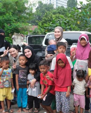 Zaskia Adya Mecca Instagram - Janjian dari awal Ramadhan sama inda, mau survey2 tempat mana aja yang tepat untuk bergerak kedepannya… Ketemu lah tanggal 4 dengan plan ke kajian bulanan tuna netra yang Rutin @_indadari_ buat dan nyamperin keluarga2 yang tinggal dibawah kolong jembatan…

Pagi2 setelah terbangun, melihat berita banjir dibanyak tempat.. ku chat Inda sebelum jalan, “ini gimana kalo kita lanjut gerak ke tempat banjir, bikin posko sekalian!!” Ternyata kami punya pemikiran yang sama..

Dengan persiapan uang tadinya hanya untuk para tuna netra & keluarga kolong jembatan, ku bikin link donasi Rangkul di @kitabisacom , taunya setelah dzuhur Allah gerakin hati seseorang yang ga mau di sebut namanya mendadak transfer jumlah besar sekali minta disalurkan ke korban banjir (🥹🥲 cry, Allah mudahin banget!) langsung kita belanja makanan, alat kebersihan, lilin, air minum, beli perahu karet, dll 

Sampai di titik banjir Villa nusa Indah belum ada yang bikin posko, tapi ada 1 truk TNI juga perahu karet, akhirnya kita bersinergi dengan bapak2 tentara 🙏🏻 pas kami sampai, sesimpel pada bilang “kami butuh air minum.. dr subuh mati lampu pun banjir sampai 3 meter!!”

Semakin sore air surut, makanan pun siap juga lilin, dll kami sudah bisa muter naik mobil ke dalam gang2 kecil untuk mendistribusikan bantuan.. walau kami tau bantuan kami tidak seberapa dengan beratnya musibah yang saudara2 kita rasakan di subuh2 saat Ramadhan, tapi setidaknya kehadiran kami memberikan energi kepada mereka bahwa ada kita ada dan insyaa Allah siap membantu..

Insyaa Allah kami hari ini akan kembali ke beberapa titik.. makasi juga partisipasinya, yang ikutan mau membantu di link Bio aku pilih Rangkul bersama.. 

🤗🤗🤗 makasih buat yang udah membersamai, Allah tau setiap peran kalian sekecil apapun itu.. Barakallahufiik🫶🏻
