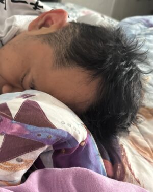 Zaskia Adya Mecca Instagram - Sedikit cerita seminggu sebelum Ramadhan ku, waktu hari selasa minggu lalu entah knp sepanjang meeting aku pengen posisi meringkuk kaya mau bertelur 😂😂 kirain lelah2 biasa aja.. lalu hari berjalan normal, sampai hari rabu setelah live, aku milih tidur siang! (Jujur da berasa aneh, krn biasanya cuma bisa tidur siang kalau ga enak badan) , tapi lagi2 masi denial.. 

Akhirnya hari kamis ku ambil day off, seharian dikamar kaya nyari energi, qadarullah malemnya perut Kaba kolik sampai kita bawa ke RS dan dirawat 1 malam.. sepanjang di RS nemenin Kaba, badan ku rasanya gak karuan luar biasa, tapi ku pikir “kurang tidur kayanya, krn urus kaba semaleman begadang”

Dihari jumat jalan udah kaya orang mabok, pegangan terus juga demam 😅 akhirnya setelah sabtu selesai tugas mendampingi saudaraku nikah, baru cek darah.. ternyata positif thyfus dan dari hasil leukosit yang super drop tampaknya sudah 2-3hari sakitnya.. 

Sempet coba rawat dirumah sampai senin, tapi makin ga enak badannya akhirnya nyerah dirawat 3 hari di RS… Alhamdulillah segeran lebih cepet, dan dapet istirahat yang proper (krn ku minta ga usah ada yang nemenin aku bermalam selama di RS)

Alhamdulillah sekarang udah sehaaat sesuai doa ku kmrn, “dikasih badan yang Fit pas Ramadhan mulai” 🤗❤️ 

Makasiih doa, ucapan, kiriman dan perhatiannya kmrn baik yang dateng, wasap, terutama yang ngurusin aku dirumah.. sayang sekali sama kaliaaaan!!!! Energinya, menjadi booster aku sangat❤️❤️❤️

Maaf ya badan, butuh 5hari aku buat menyadari kalo lagi sakit betulan🥲 pun10🙌🏻