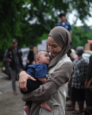 Zaskia Adya Mecca Instagram - Janjian dari awal Ramadhan sama inda, mau survey2 tempat mana aja yang tepat untuk bergerak kedepannya… Ketemu lah tanggal 4 dengan plan ke kajian bulanan tuna netra yang Rutin @_indadari_ buat dan nyamperin keluarga2 yang tinggal dibawah kolong jembatan…

Pagi2 setelah terbangun, melihat berita banjir dibanyak tempat.. ku chat Inda sebelum jalan, “ini gimana kalo kita lanjut gerak ke tempat banjir, bikin posko sekalian!!” Ternyata kami punya pemikiran yang sama..

Dengan persiapan uang tadinya hanya untuk para tuna netra & keluarga kolong jembatan, ku bikin link donasi Rangkul di @kitabisacom , taunya setelah dzuhur Allah gerakin hati seseorang yang ga mau di sebut namanya mendadak transfer jumlah besar sekali minta disalurkan ke korban banjir (🥹🥲 cry, Allah mudahin banget!) langsung kita belanja makanan, alat kebersihan, lilin, air minum, beli perahu karet, dll 

Sampai di titik banjir Villa nusa Indah belum ada yang bikin posko, tapi ada 1 truk TNI juga perahu karet, akhirnya kita bersinergi dengan bapak2 tentara 🙏🏻 pas kami sampai, sesimpel pada bilang “kami butuh air minum.. dr subuh mati lampu pun banjir sampai 3 meter!!”

Semakin sore air surut, makanan pun siap juga lilin, dll kami sudah bisa muter naik mobil ke dalam gang2 kecil untuk mendistribusikan bantuan.. walau kami tau bantuan kami tidak seberapa dengan beratnya musibah yang saudara2 kita rasakan di subuh2 saat Ramadhan, tapi setidaknya kehadiran kami memberikan energi kepada mereka bahwa ada kita ada dan insyaa Allah siap membantu..

Insyaa Allah kami hari ini akan kembali ke beberapa titik.. makasi juga partisipasinya, yang ikutan mau membantu di link Bio aku pilih Rangkul bersama.. 

🤗🤗🤗 makasih buat yang udah membersamai, Allah tau setiap peran kalian sekecil apapun itu.. Barakallahufiik🫶🏻