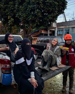 Zaskia Adya Mecca Instagram - Janjian dari awal Ramadhan sama inda, mau survey2 tempat mana aja yang tepat untuk bergerak kedepannya… Ketemu lah tanggal 4 dengan plan ke kajian bulanan tuna netra yang Rutin @_indadari_ buat dan nyamperin keluarga2 yang tinggal dibawah kolong jembatan…

Pagi2 setelah terbangun, melihat berita banjir dibanyak tempat.. ku chat Inda sebelum jalan, “ini gimana kalo kita lanjut gerak ke tempat banjir, bikin posko sekalian!!” Ternyata kami punya pemikiran yang sama..

Dengan persiapan uang tadinya hanya untuk para tuna netra & keluarga kolong jembatan, ku bikin link donasi Rangkul di @kitabisacom , taunya setelah dzuhur Allah gerakin hati seseorang yang ga mau di sebut namanya mendadak transfer jumlah besar sekali minta disalurkan ke korban banjir (🥹🥲 cry, Allah mudahin banget!) langsung kita belanja makanan, alat kebersihan, lilin, air minum, beli perahu karet, dll 

Sampai di titik banjir Villa nusa Indah belum ada yang bikin posko, tapi ada 1 truk TNI juga perahu karet, akhirnya kita bersinergi dengan bapak2 tentara 🙏🏻 pas kami sampai, sesimpel pada bilang “kami butuh air minum.. dr subuh mati lampu pun banjir sampai 3 meter!!”

Semakin sore air surut, makanan pun siap juga lilin, dll kami sudah bisa muter naik mobil ke dalam gang2 kecil untuk mendistribusikan bantuan.. walau kami tau bantuan kami tidak seberapa dengan beratnya musibah yang saudara2 kita rasakan di subuh2 saat Ramadhan, tapi setidaknya kehadiran kami memberikan energi kepada mereka bahwa ada kita ada dan insyaa Allah siap membantu..

Insyaa Allah kami hari ini akan kembali ke beberapa titik.. makasi juga partisipasinya, yang ikutan mau membantu di link Bio aku pilih Rangkul bersama.. 

🤗🤗🤗 makasih buat yang udah membersamai, Allah tau setiap peran kalian sekecil apapun itu.. Barakallahufiik🫶🏻