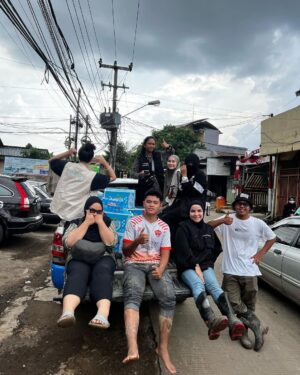 Zaskia Adya Mecca Instagram - Janjian dari awal Ramadhan sama inda, mau survey2 tempat mana aja yang tepat untuk bergerak kedepannya… Ketemu lah tanggal 4 dengan plan ke kajian bulanan tuna netra yang Rutin @_indadari_ buat dan nyamperin keluarga2 yang tinggal dibawah kolong jembatan…

Pagi2 setelah terbangun, melihat berita banjir dibanyak tempat.. ku chat Inda sebelum jalan, “ini gimana kalo kita lanjut gerak ke tempat banjir, bikin posko sekalian!!” Ternyata kami punya pemikiran yang sama..

Dengan persiapan uang tadinya hanya untuk para tuna netra & keluarga kolong jembatan, ku bikin link donasi Rangkul di @kitabisacom , taunya setelah dzuhur Allah gerakin hati seseorang yang ga mau di sebut namanya mendadak transfer jumlah besar sekali minta disalurkan ke korban banjir (🥹🥲 cry, Allah mudahin banget!) langsung kita belanja makanan, alat kebersihan, lilin, air minum, beli perahu karet, dll 

Sampai di titik banjir Villa nusa Indah belum ada yang bikin posko, tapi ada 1 truk TNI juga perahu karet, akhirnya kita bersinergi dengan bapak2 tentara 🙏🏻 pas kami sampai, sesimpel pada bilang “kami butuh air minum.. dr subuh mati lampu pun banjir sampai 3 meter!!”

Semakin sore air surut, makanan pun siap juga lilin, dll kami sudah bisa muter naik mobil ke dalam gang2 kecil untuk mendistribusikan bantuan.. walau kami tau bantuan kami tidak seberapa dengan beratnya musibah yang saudara2 kita rasakan di subuh2 saat Ramadhan, tapi setidaknya kehadiran kami memberikan energi kepada mereka bahwa ada kita ada dan insyaa Allah siap membantu..

Insyaa Allah kami hari ini akan kembali ke beberapa titik.. makasi juga partisipasinya, yang ikutan mau membantu di link Bio aku pilih Rangkul bersama.. 

🤗🤗🤗 makasih buat yang udah membersamai, Allah tau setiap peran kalian sekecil apapun itu.. Barakallahufiik🫶🏻