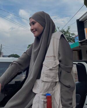 Zaskia Adya Mecca Instagram - Janjian dari awal Ramadhan sama inda, mau survey2 tempat mana aja yang tepat untuk bergerak kedepannya… Ketemu lah tanggal 4 dengan plan ke kajian bulanan tuna netra yang Rutin @_indadari_ buat dan nyamperin keluarga2 yang tinggal dibawah kolong jembatan…

Pagi2 setelah terbangun, melihat berita banjir dibanyak tempat.. ku chat Inda sebelum jalan, “ini gimana kalo kita lanjut gerak ke tempat banjir, bikin posko sekalian!!” Ternyata kami punya pemikiran yang sama..

Dengan persiapan uang tadinya hanya untuk para tuna netra & keluarga kolong jembatan, ku bikin link donasi Rangkul di @kitabisacom , taunya setelah dzuhur Allah gerakin hati seseorang yang ga mau di sebut namanya mendadak transfer jumlah besar sekali minta disalurkan ke korban banjir (🥹🥲 cry, Allah mudahin banget!) langsung kita belanja makanan, alat kebersihan, lilin, air minum, beli perahu karet, dll 

Sampai di titik banjir Villa nusa Indah belum ada yang bikin posko, tapi ada 1 truk TNI juga perahu karet, akhirnya kita bersinergi dengan bapak2 tentara 🙏🏻 pas kami sampai, sesimpel pada bilang “kami butuh air minum.. dr subuh mati lampu pun banjir sampai 3 meter!!”

Semakin sore air surut, makanan pun siap juga lilin, dll kami sudah bisa muter naik mobil ke dalam gang2 kecil untuk mendistribusikan bantuan.. walau kami tau bantuan kami tidak seberapa dengan beratnya musibah yang saudara2 kita rasakan di subuh2 saat Ramadhan, tapi setidaknya kehadiran kami memberikan energi kepada mereka bahwa ada kita ada dan insyaa Allah siap membantu..

Insyaa Allah kami hari ini akan kembali ke beberapa titik.. makasi juga partisipasinya, yang ikutan mau membantu di link Bio aku pilih Rangkul bersama.. 

🤗🤗🤗 makasih buat yang udah membersamai, Allah tau setiap peran kalian sekecil apapun itu.. Barakallahufiik🫶🏻