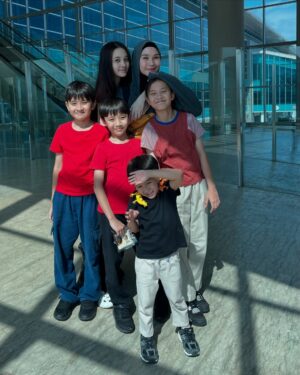 Zaskia Adya Mecca Instagram - Plan cuma 2hari ke jogja karna ada hal urgent yang harus dikerjain, berujung 4hari 😅 itu juga setelah negosiasi alot sama anak2 dan pada bilang, “besok2 kalo cuma sebentar jangan ajak kita ke Jogja.. kita maunya lamaaa..”

Seenggaknya udah mgobatin rindu setelah 3bulan lebih ga pulang yah… makasi banyaaak, aku pulang sebentar dapet kiriman banyaaak dari @kalisdonuts.id , picnic roll @uno_dessertsnack , kue @kuriimii.cake , dll 🥹🫵 sayang sekali sama kota beserta isinya….