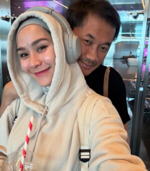 Zaskia Adya Mecca Instagram - Baru 2tahun belakangan ini aku mudah berpergian jauh & nemenin suami kegiatan diluar negri.. karna sebelum itu kendala selalu punya bayi, menyusui, dll yang mengharuskan minimal bawa anak paling kecil kalau pergi lebih dari 2hari.. Bisa aja sih bawa, tapi pasti ngga praktis, juga para kakak akan protes “kenapa adiknya aja yang dibawa?!” 

Inget banget @hanungbramantyo gelisah setiap mau kerja jauh dan lama.. ku bilang, “Sabar yaa, akan ada waktunya ia bisa nemenin kamu setiap saat dan anak2 akan ngerti bisa ditinggal”

And here we are! Emang agak terasa bales dendam 🤣 kmrn dalam 1 tahun bisa sebulan 2x pergi keluar negri yang jauh, tadinya ketakutan terbesarku itu naik pesawat, tapi semenjak pulang dari Aqso rasa itu hilang total alhamdulillah 🥹❤️ skr udah selalu dalam keadaan pasrah dan ikhlas aja setiap harus penerbangan jauh juga panjang.. bisa punya quality time lagi sama @hanungbramantyo pun diri sendiri..

Untuk buibu yang masi belum leluasa kaya aku sekarang, sabar yaaa 🥰 akan ada waktunya anak2 bisa mengerti ketika kita gantian ngurusin bapaknya… Nikmatin aja setiap prosesnya, karna semua terasa sekejap mata 🥹