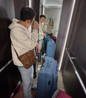 Zaskia Adya Mecca Instagram - Baru 2tahun belakangan ini aku mudah berpergian jauh & nemenin suami kegiatan diluar negri.. karna sebelum itu kendala selalu punya bayi, menyusui, dll yang mengharuskan minimal bawa anak paling kecil kalau pergi lebih dari 2hari.. Bisa aja sih bawa, tapi pasti ngga praktis, juga para kakak akan protes “kenapa adiknya aja yang dibawa?!” 

Inget banget @hanungbramantyo gelisah setiap mau kerja jauh dan lama.. ku bilang, “Sabar yaa, akan ada waktunya ia bisa nemenin kamu setiap saat dan anak2 akan ngerti bisa ditinggal”

And here we are! Emang agak terasa bales dendam 🤣 kmrn dalam 1 tahun bisa sebulan 2x pergi keluar negri yang jauh, tadinya ketakutan terbesarku itu naik pesawat, tapi semenjak pulang dari Aqso rasa itu hilang total alhamdulillah 🥹❤️ skr udah selalu dalam keadaan pasrah dan ikhlas aja setiap harus penerbangan jauh juga panjang.. bisa punya quality time lagi sama @hanungbramantyo pun diri sendiri..

Untuk buibu yang masi belum leluasa kaya aku sekarang, sabar yaaa 🥰 akan ada waktunya anak2 bisa mengerti ketika kita gantian ngurusin bapaknya… Nikmatin aja setiap prosesnya, karna semua terasa sekejap mata 🥹