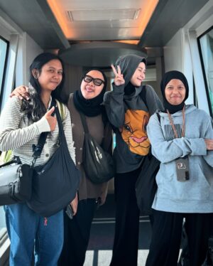 Zaskia Adya Mecca Instagram - Plan cuma 2hari ke jogja karna ada hal urgent yang harus dikerjain, berujung 4hari 😅 itu juga setelah negosiasi alot sama anak2 dan pada bilang, “besok2 kalo cuma sebentar jangan ajak kita ke Jogja.. kita maunya lamaaa..”

Seenggaknya udah mgobatin rindu setelah 3bulan lebih ga pulang yah… makasi banyaaak, aku pulang sebentar dapet kiriman banyaaak dari @kalisdonuts.id , picnic roll @uno_dessertsnack , kue @kuriimii.cake , dll 🥹🫵 sayang sekali sama kota beserta isinya….