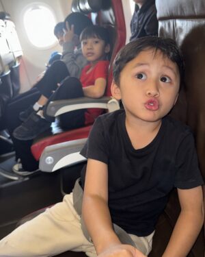 Zaskia Adya Mecca Instagram - Plan cuma 2hari ke jogja karna ada hal urgent yang harus dikerjain, berujung 4hari 😅 itu juga setelah negosiasi alot sama anak2 dan pada bilang, “besok2 kalo cuma sebentar jangan ajak kita ke Jogja.. kita maunya lamaaa..”

Seenggaknya udah mgobatin rindu setelah 3bulan lebih ga pulang yah… makasi banyaaak, aku pulang sebentar dapet kiriman banyaaak dari @kalisdonuts.id , picnic roll @uno_dessertsnack , kue @kuriimii.cake , dll 🥹🫵 sayang sekali sama kota beserta isinya….