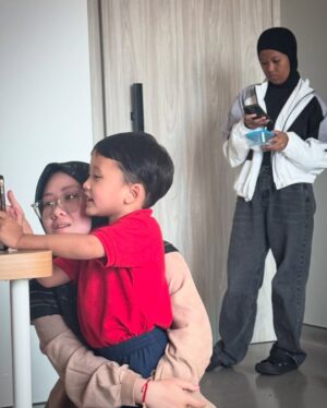 Zaskia Adya Mecca Instagram - Sedikit cerita seminggu sebelum Ramadhan ku, waktu hari selasa minggu lalu entah knp sepanjang meeting aku pengen posisi meringkuk kaya mau bertelur 😂😂 kirain lelah2 biasa aja.. lalu hari berjalan normal, sampai hari rabu setelah live, aku milih tidur siang! (Jujur da berasa aneh, krn biasanya cuma bisa tidur siang kalau ga enak badan) , tapi lagi2 masi denial.. 

Akhirnya hari kamis ku ambil day off, seharian dikamar kaya nyari energi, qadarullah malemnya perut Kaba kolik sampai kita bawa ke RS dan dirawat 1 malam.. sepanjang di RS nemenin Kaba, badan ku rasanya gak karuan luar biasa, tapi ku pikir “kurang tidur kayanya, krn urus kaba semaleman begadang”

Dihari jumat jalan udah kaya orang mabok, pegangan terus juga demam 😅 akhirnya setelah sabtu selesai tugas mendampingi saudaraku nikah, baru cek darah.. ternyata positif thyfus dan dari hasil leukosit yang super drop tampaknya sudah 2-3hari sakitnya.. 

Sempet coba rawat dirumah sampai senin, tapi makin ga enak badannya akhirnya nyerah dirawat 3 hari di RS… Alhamdulillah segeran lebih cepet, dan dapet istirahat yang proper (krn ku minta ga usah ada yang nemenin aku bermalam selama di RS)

Alhamdulillah sekarang udah sehaaat sesuai doa ku kmrn, “dikasih badan yang Fit pas Ramadhan mulai” 🤗❤️ 

Makasiih doa, ucapan, kiriman dan perhatiannya kmrn baik yang dateng, wasap, terutama yang ngurusin aku dirumah.. sayang sekali sama kaliaaaan!!!! Energinya, menjadi booster aku sangat❤️❤️❤️

Maaf ya badan, butuh 5hari aku buat menyadari kalo lagi sakit betulan🥲 pun10🙌🏻