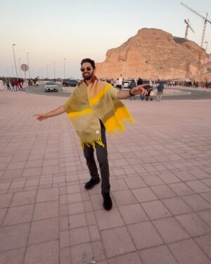 Zayn Marie Khan Instagram - Duba(i) duba(i) rehta hoon aankhon mein teri 🏜️ ft. Desert Owais(is), Syed the Pyed, Arabian Harry Potter 🌵🐪🌅