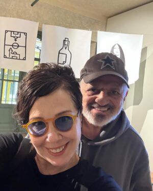 Zeynep Ozbatur Atakan Instagram - Geçtiğimiz cuma günü, açılışına katılamadığım canım @howareyoubob un #isimsiz isimli sergisini gezmek üzere Beyoğlu Metro Han'a gittim. Neredeyse mesleki tarihçemin başından beri Uğurcan hep var. Tanıdığım en özel ve yaratıcı insanlardan biridir. Bir de öyle can dosttur ki bunu anlatabilmem mümkün değil. Dost olduğumuz için hep şanslı sayarım kendimi🙏 Bu zamanın çok kıymetli bir bilgesidir💫 Kendi ürettiği kadar dostları içinde üretir. Sevgi ve sabırla bilge kişiliğiyle yorulmadan hayata anlam katar 🙏 💫 Sergiye gelecek olursam, çok ama çok etkilendiğim bir sergi oldu. Çalışmaların her birinde sağlam düşünceler var ama en minimalist şekilde, usta bir sadelikle yansımış. Sergiye girince, sanki Uğurcan'ın atölyesindeki ruhu karşılıyor sizi... Her köşede, her dokunuşta Uğurcan'ın kalp atışları hissediliyor... Sonra o tellere asılmış çalışmalardaki ruh çelik konstrüksiyon olarak yolunuzu kesiyor koridorlar arasında geçerken... Ve tabiki Ordu ve aile teması, o sıcacık kalbi ısıtan dünyanın tüm bu hikayeye kaynak olduğunu hissediyorsunuz.
💫💫💫 
Bu postu kaydırdığınızda, benim gözümden bazı kareler göreceksiniz. En sondaki fotoğrafta ise Uğurcan'ın gözünden benim bir fotoğrafım var.
💫💫💫
Sergi gezmesi sonrası sokağa çıktığımda, kendimi çok iyi hissettim. Bu kadar güzel bir dünyanın kısa bir süreliğine de içinde olmak çok iyi geldi. Sergi 30 Mart'a kadar açık. Ben bir daha gezeceğim. Dünyanın dertlerinin arasında kalbini ısıtmak ve sanatın şifasını hissetmek isteyenler için öneririm. Bu arada sergi mekanı da şahane, gizli bir özne gibi🙏
#isimsiz #uğurcanataoğlu #howareyoubob #sergi #tavsiye
