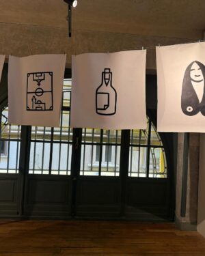 Zeynep Ozbatur Atakan Instagram - Geçtiğimiz cuma günü, açılışına katılamadığım canım @howareyoubob un #isimsiz isimli sergisini gezmek üzere Beyoğlu Metro Han'a gittim. Neredeyse mesleki tarihçemin başından beri Uğurcan hep var. Tanıdığım en özel ve yaratıcı insanlardan biridir. Bir de öyle can dosttur ki bunu anlatabilmem mümkün değil. Dost olduğumuz için hep şanslı sayarım kendimi🙏 Bu zamanın çok kıymetli bir bilgesidir💫 Kendi ürettiği kadar dostları içinde üretir. Sevgi ve sabırla bilge kişiliğiyle yorulmadan hayata anlam katar 🙏 💫 Sergiye gelecek olursam, çok ama çok etkilendiğim bir sergi oldu. Çalışmaların her birinde sağlam düşünceler var ama en minimalist şekilde, usta bir sadelikle yansımış. Sergiye girince, sanki Uğurcan'ın atölyesindeki ruhu karşılıyor sizi... Her köşede, her dokunuşta Uğurcan'ın kalp atışları hissediliyor... Sonra o tellere asılmış çalışmalardaki ruh çelik konstrüksiyon olarak yolunuzu kesiyor koridorlar arasında geçerken... Ve tabiki Ordu ve aile teması, o sıcacık kalbi ısıtan dünyanın tüm bu hikayeye kaynak olduğunu hissediyorsunuz.
💫💫💫 
Bu postu kaydırdığınızda, benim gözümden bazı kareler göreceksiniz. En sondaki fotoğrafta ise Uğurcan'ın gözünden benim bir fotoğrafım var.
💫💫💫
Sergi gezmesi sonrası sokağa çıktığımda, kendimi çok iyi hissettim. Bu kadar güzel bir dünyanın kısa bir süreliğine de içinde olmak çok iyi geldi. Sergi 30 Mart'a kadar açık. Ben bir daha gezeceğim. Dünyanın dertlerinin arasında kalbini ısıtmak ve sanatın şifasını hissetmek isteyenler için öneririm. Bu arada sergi mekanı da şahane, gizli bir özne gibi🙏
#isimsiz #uğurcanataoğlu #howareyoubob #sergi #tavsiye