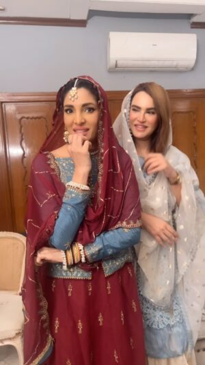 Zhalay Sarhadi Instagram - Guru jee is back 

With bhaabi @nadiahussain_khan 

#gurureels #viralguru #zhalay #zhalaysarhadi #nadiahussain
