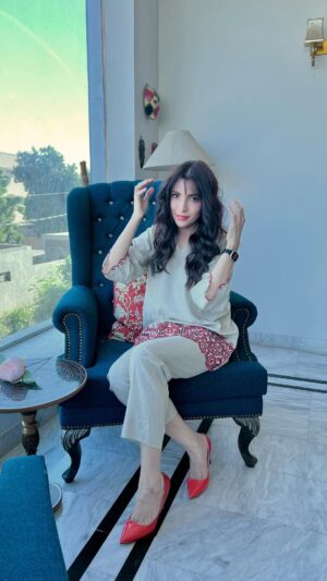 Zhalay Sarhadi Instagram - Let’s co ordinate… 

👗 @sobia.m_ 
💇‍♀️ @gillhoraiboffical 
🎥 @anaya.amir 

#fashionreels #karachidiaries #zhalay #zhalaysarhadi #localbusiness