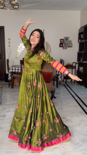 Zhalay Sarhadi Instagram - Sahiba…. 

Choreo inspired by @nicoleconcessao 
Adapted by @mainachdiphira 
My dress @tabassum_pk 

#dancereels #danceinspiration #zhalay #zhalaysarhadi #sahiba