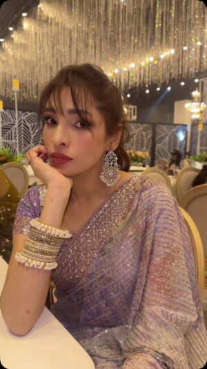 Zhalay Sarhadi Instagram - Koi haw nahin hai 

Saari @aikatelier 
Hair and makeup @humafahad09 

#kareenakapoor #funnyvideos #zhalay #zhalaysarhadi